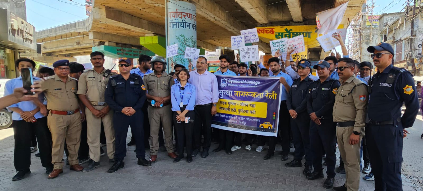 सड़क सुरक्षा जागरूकता के लिए ज्ञानार्थी कॉलेज के विद्यार्थियों ने निकाली रैली